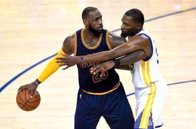 不再兼任主帅！周鹏上赛季交出13.2分3.1板2.2助攻（卸下主帅身份！周鹏上季场均13.2分3.1板2.2助攻）