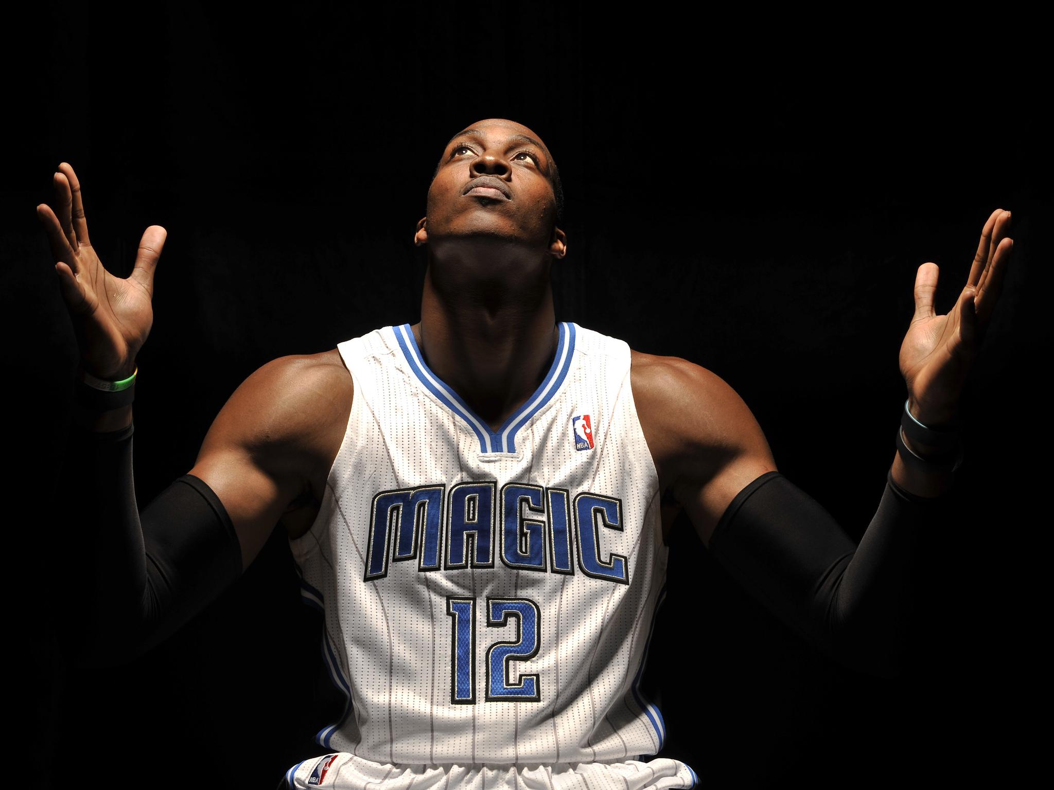 心系老东家，维尼修斯晒穿达尼洛弗拉门戈13号球衣打游戏（维尼修斯致敬旧主：穿达尼洛弗拉门戈13号球衣打游戏）