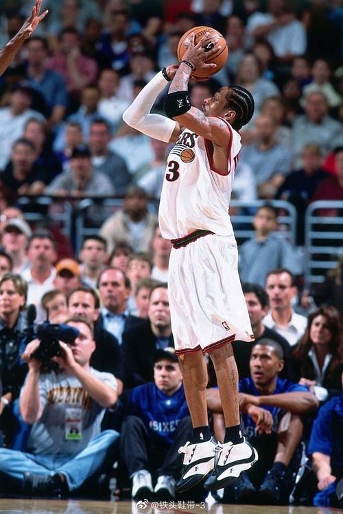 超远三分命中，全队抱头（超远三分轰进，队友齐抱头）