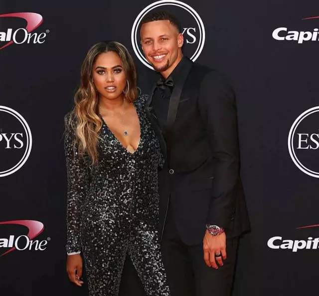 曼城对阵水晶宫，争夺英超争四及争冠席位，双方势均力敌，比赛充满看点。（曼城对决水晶宫：英超争四与争冠焦点战，双方势均力敌看点十足）