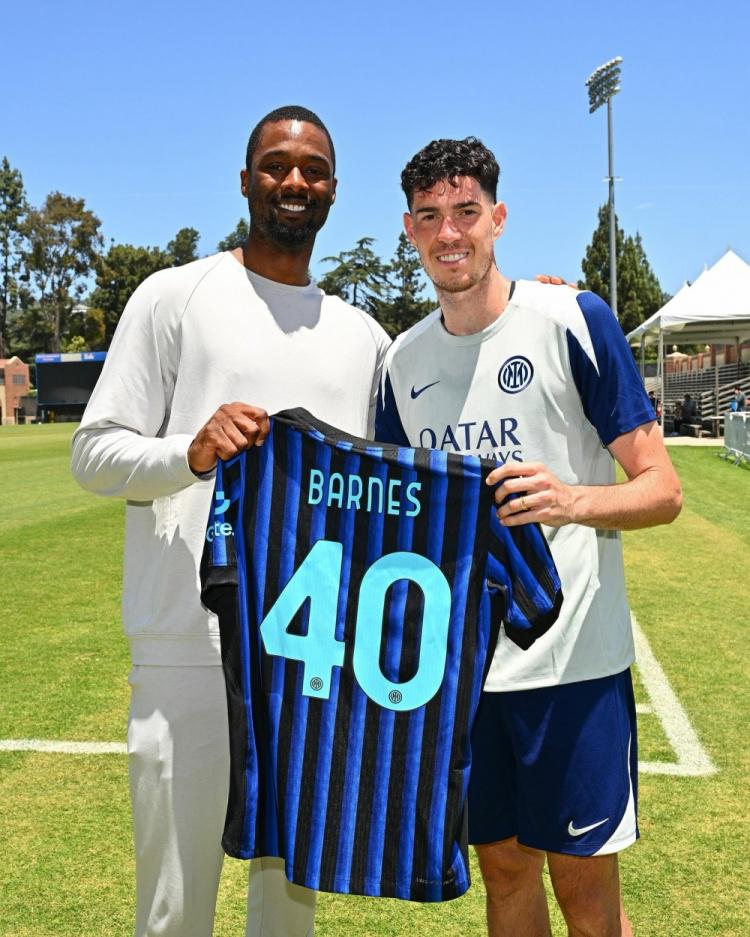 亚冠生死局：柔佛主场狂攻碾压上海海港 中超冠军背水一战太难了（亚冠生死战：柔佛主场火力全开压制上海海港，中超冠军逆袭难度拉满）