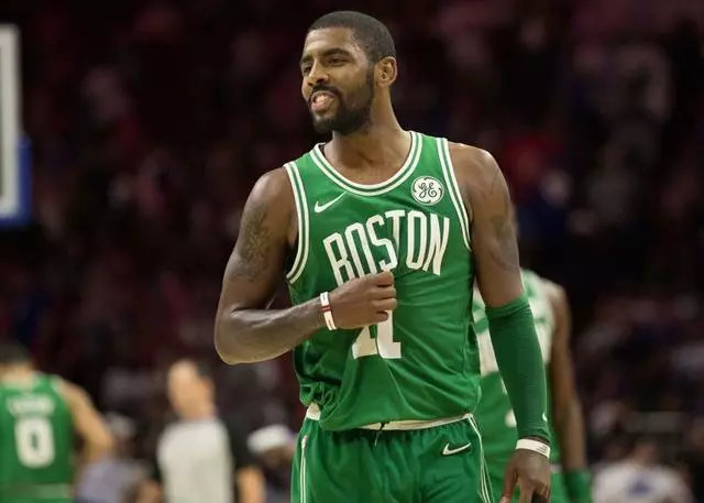 邮报：明年世界杯上下半场中段设强制补水时间，每次三分钟（邮报：明年世界杯每半场中段将设3分钟强制补水暂停）