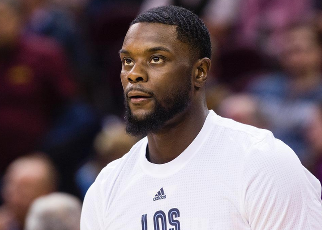 湖人杯赛主场不敌马刺引热议！媒体人：詹东里合体后最惨失利（湖人杯赛主场负于马刺引发热议，媒体人称詹东里合体以来最惨一败）